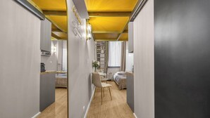A modern interior with a kitchen, dining area, and a bedroom. - Warsaw Praga Studio – Central Access & Parking (Warszawa)