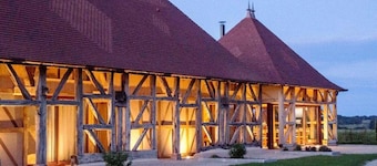 Cozy rural cottage with garden and fireplace, sleeps 4.