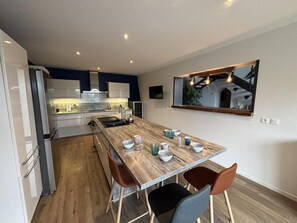 ثلاجة، ميكروويف، فرن، غسالة أطباق