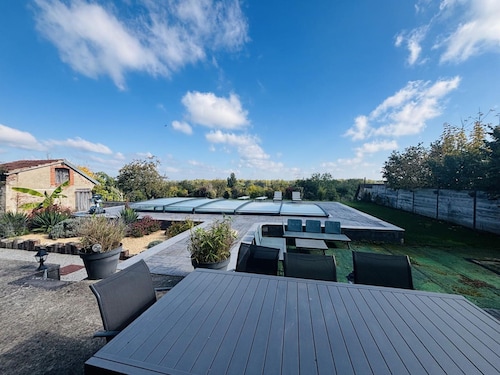 Maison de Bourg avec Piscine Privée, Animaux Admis, 12 Couchages à Bressolles