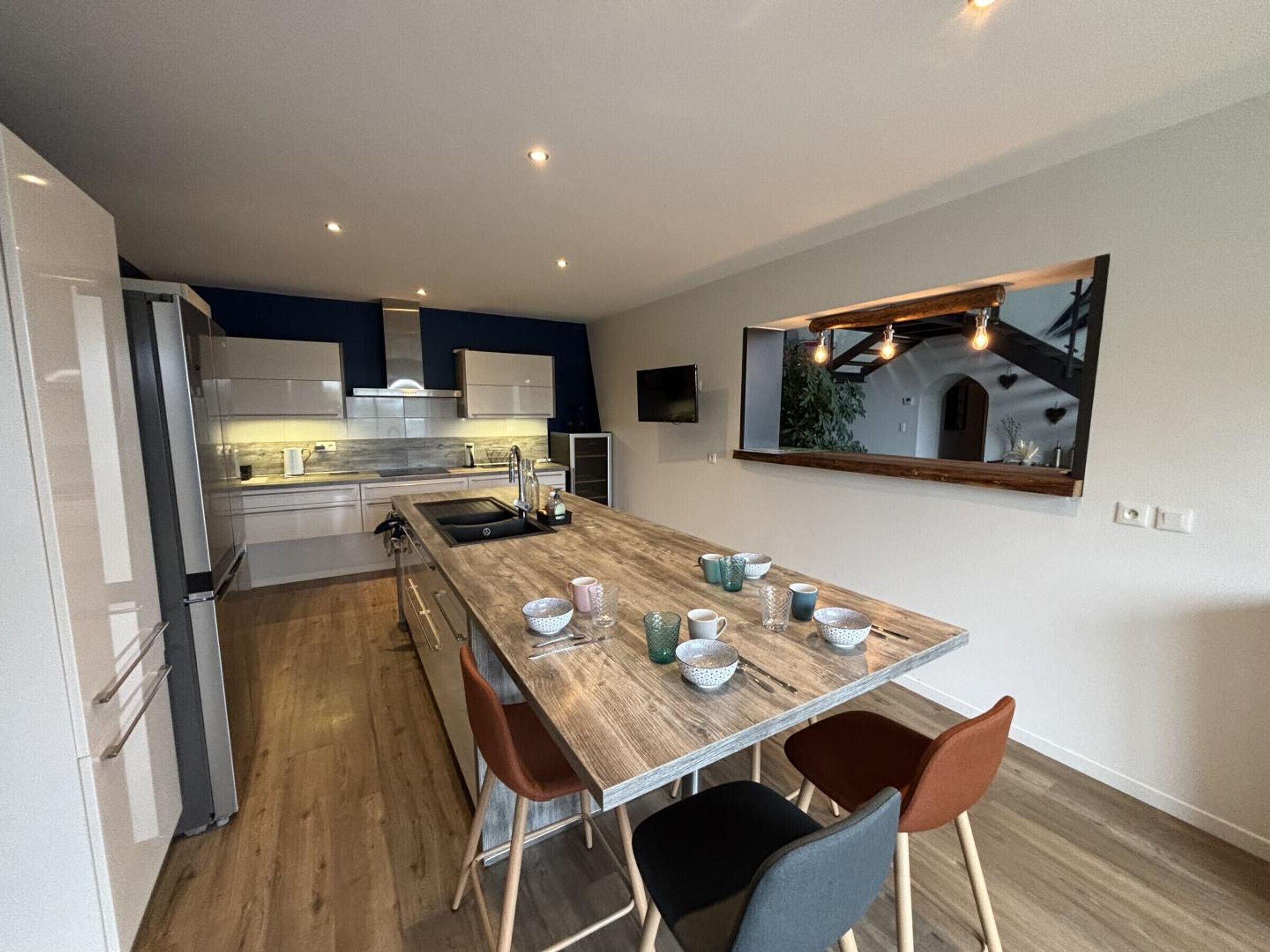 Frigorífico, microondas, horno y lavavajillas