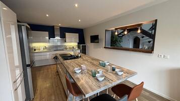 Fridge, microwave, oven, dishwasher