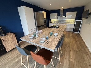 Kühlschrank, Mikrowelle, Ofen, Geschirrspüler