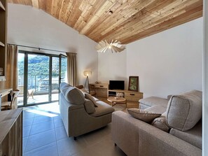 TV - New 4-room apartment for 6 people with terrace in Briançon (Briançon)