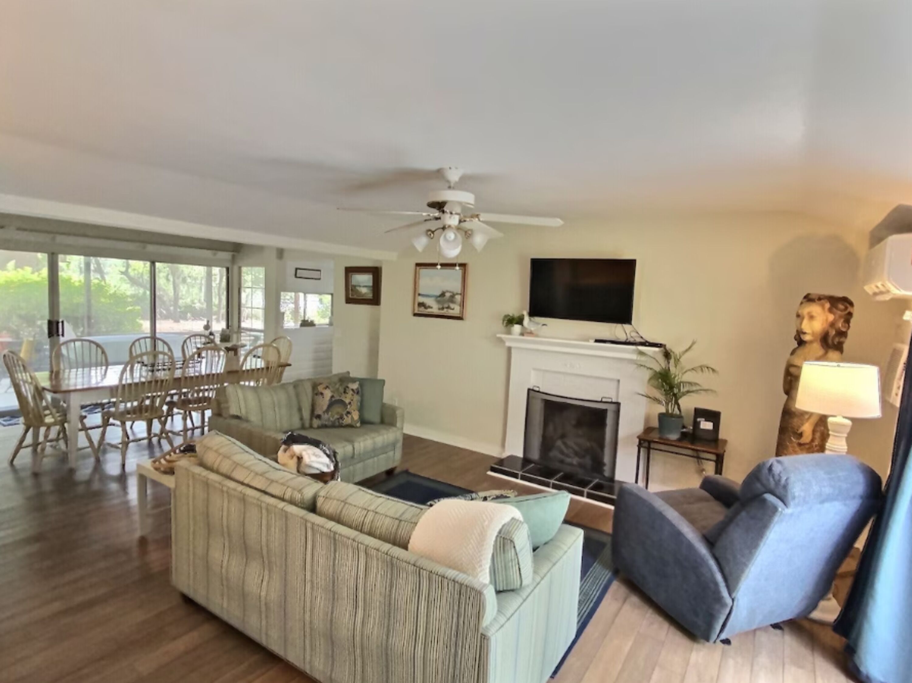 Signature Cottage, 3 Bedrooms, Patio | Living room | 32-inch Smart TV with digital channels