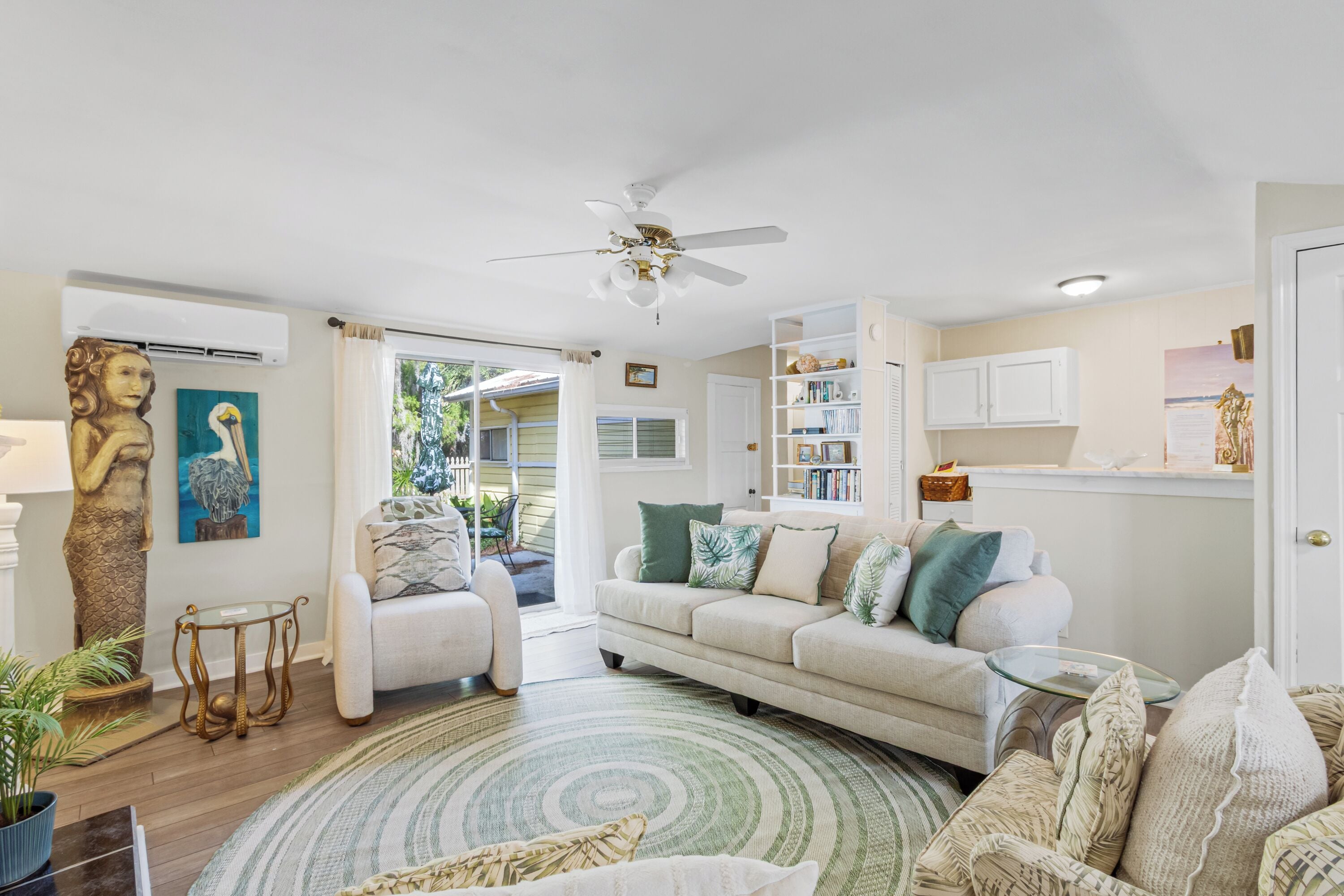 Signature-mökki, 3 makuuhuonetta, patio | Olohuone | 32–tuumainen äly-TV, jossa digitaalikanavat