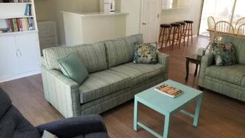 Signature-Ferienhaus, 3 Schlafzimmer, Terrasse | Wohnzimmer | 32-Zoll-Smart-TV mit Digitalempfang