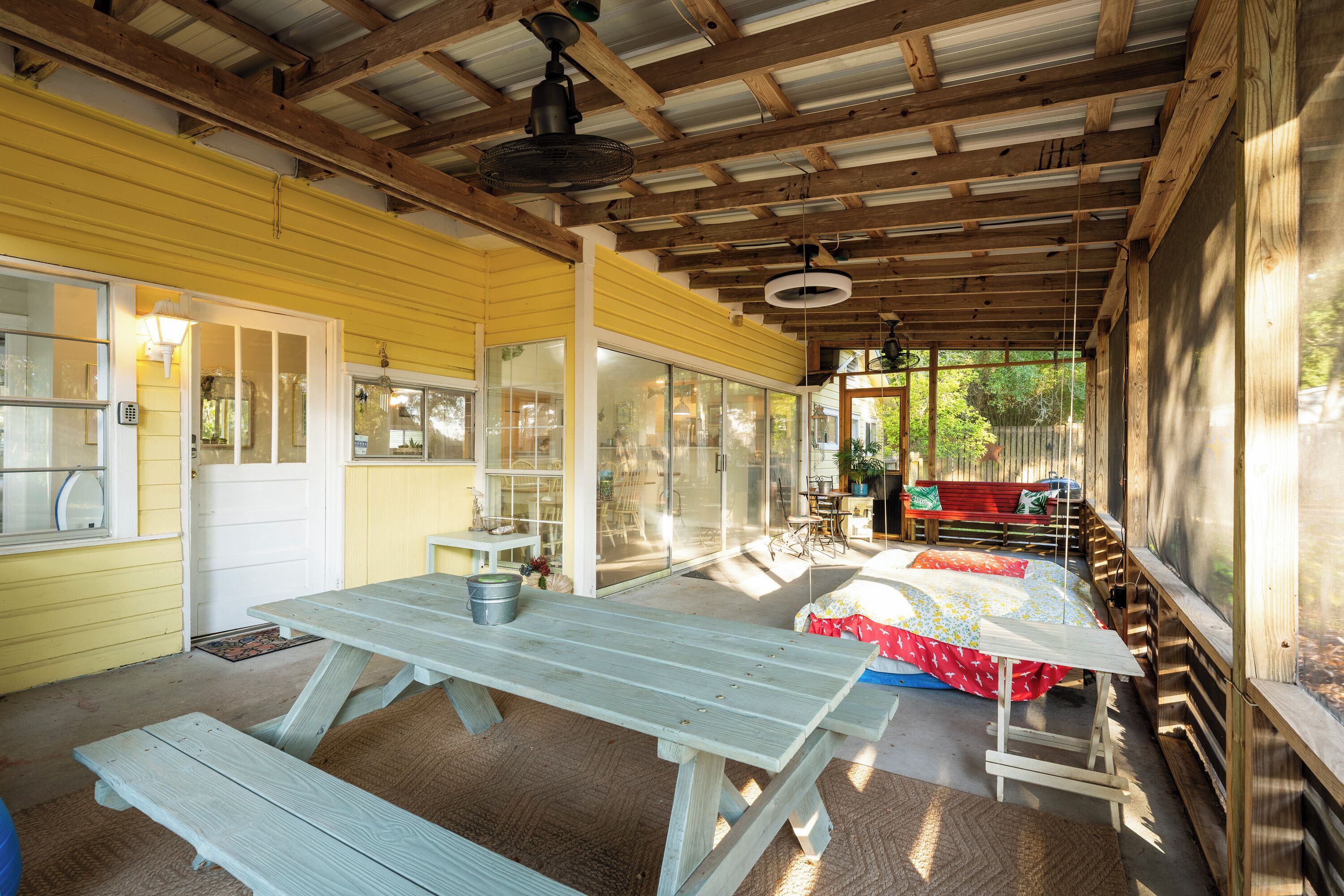 Cottage có thiết kế đặc trưng, 3 phòng ngủ, sân hiên | Hiên