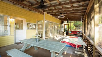 Cottage có thiết kế đặc trưng, 3 phòng ngủ, sân hiên | Hiên