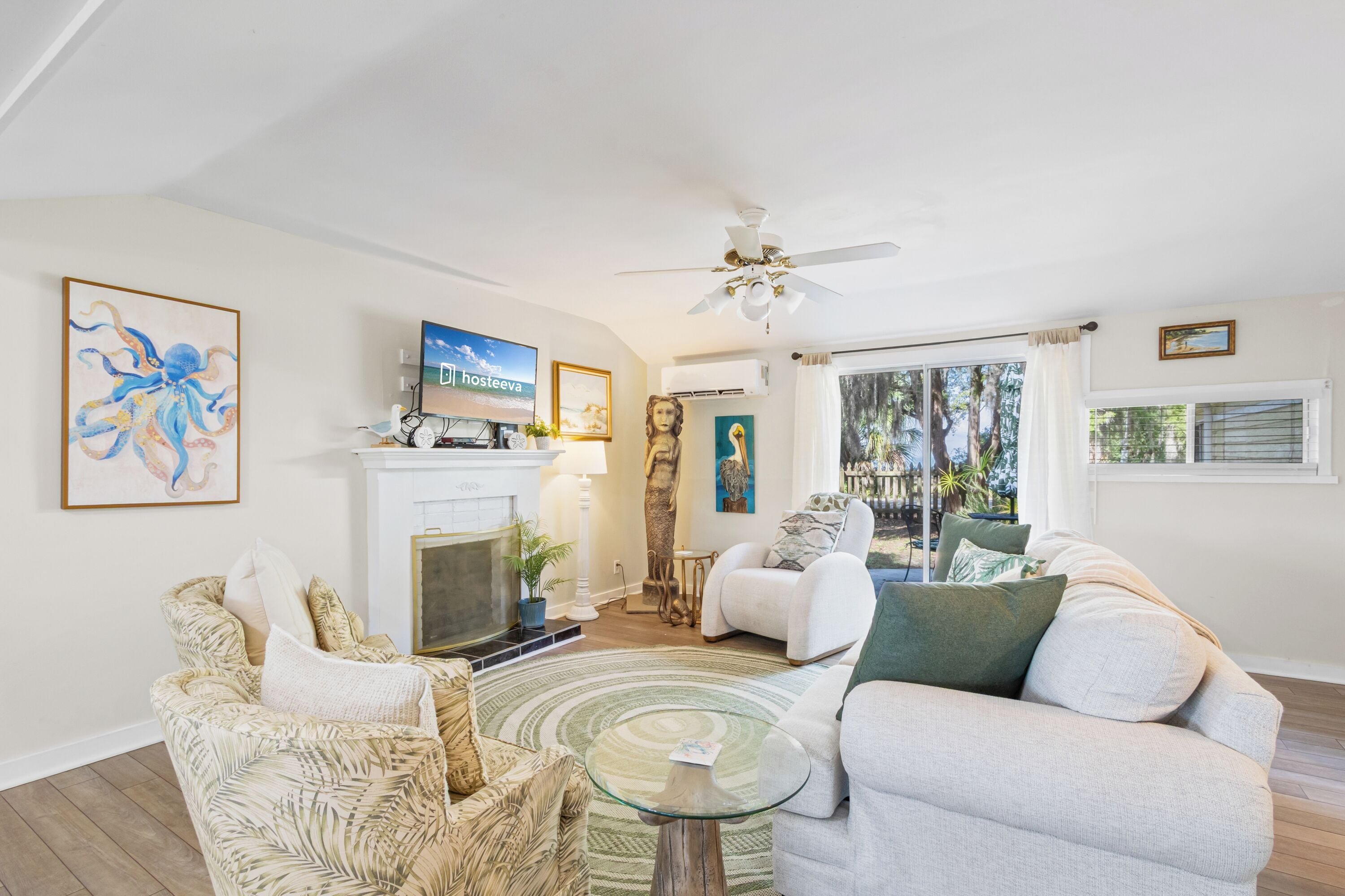 Småhus – signature, 3 soverom, terrasse | Oppholdsrom | En 32-tommers smart-TV med digitale kanaler