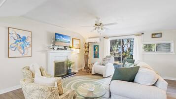 Småhus – signature, 3 soverom, terrasse | Oppholdsrom | En 32-tommers smart-TV med digitale kanaler