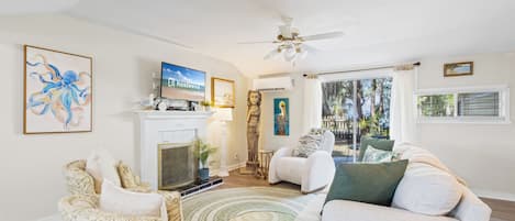 Signature cottage, 3 slaapkamers, terras | Woonkamer | Een 32-inch smart-tv met digitale zenders