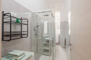 Dusche, Haartrockner, Bidet, Handtücher