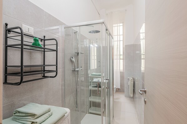 Douche, sèche-cheveux, bidet, serviettes fournies
