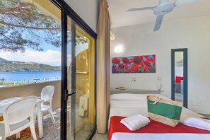 Minibar, free WiFi, bed sheets