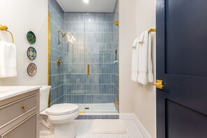 Een douche, een haardroger, handdoeken
