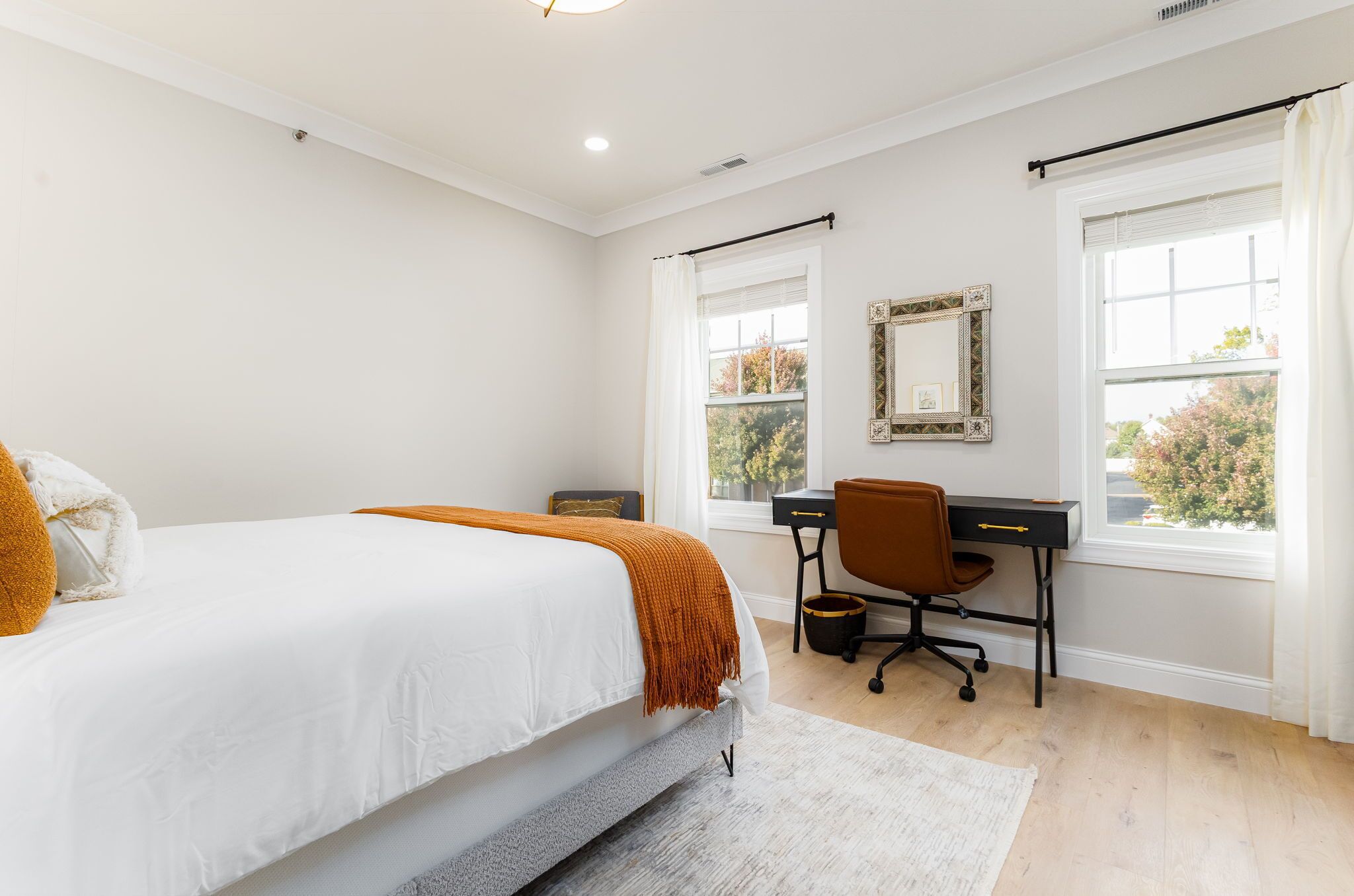 1 bedroom, desk, WiFi, bed sheets