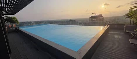 Una piscina al aire libre