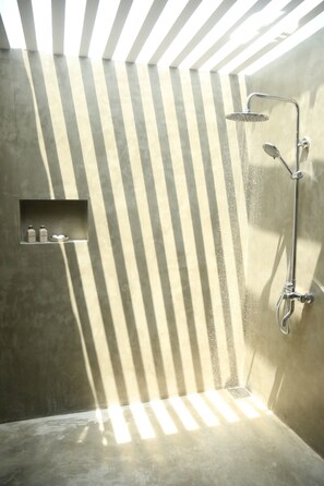 Luxury Double Room | Bathroom | Free toiletries, towels, soap, shampoo - Chelsi Blu by The Governor (Wattala)