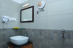 Habitación clásica doble, vistas a la ciudad | Baño | Artículos de higiene personal gratuitos, secador de pelo y toallas