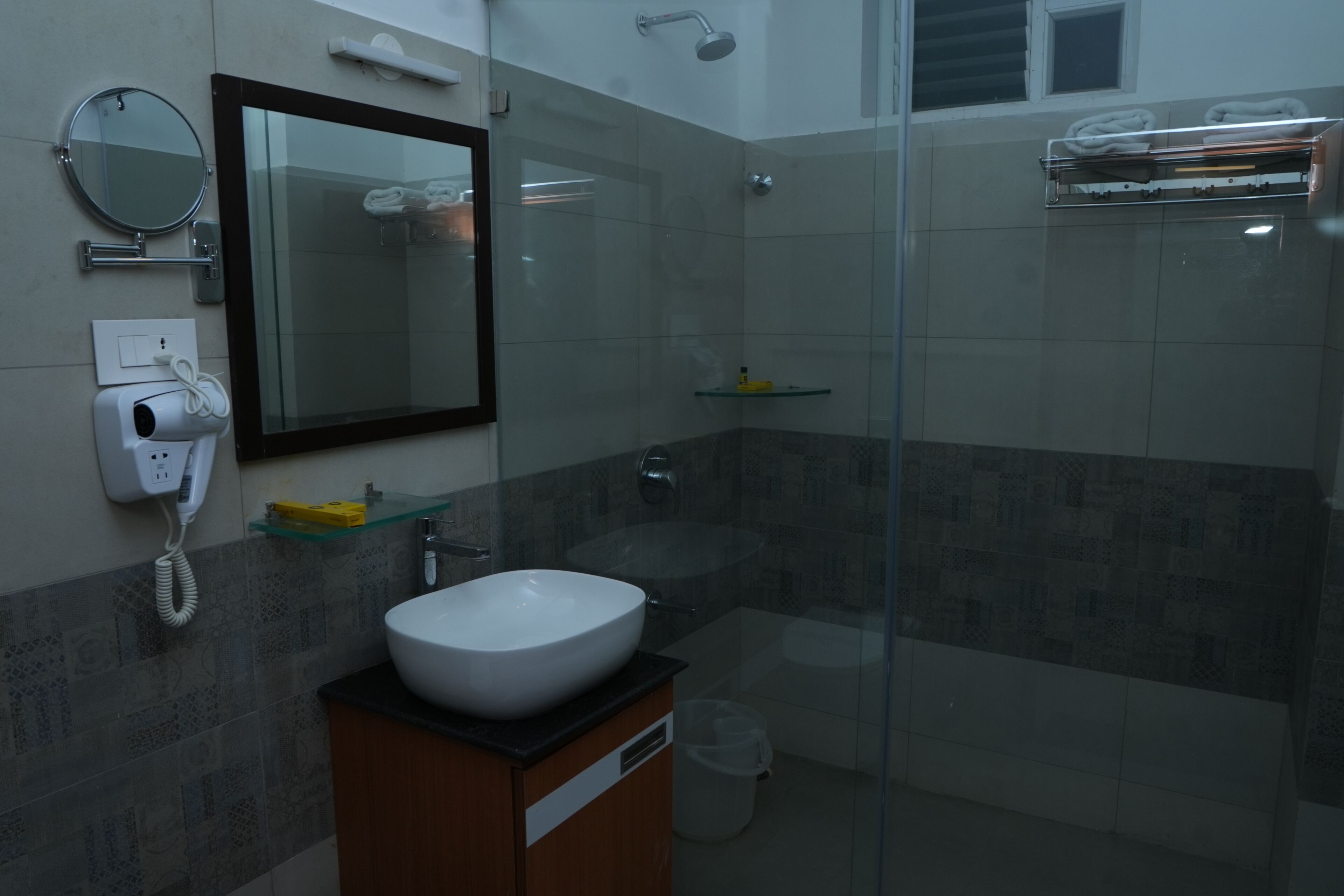 Dobbeltrom – classic, byutsikt | Bad | Toalettartikler (inkludert), hårføner, håndklær og såpe