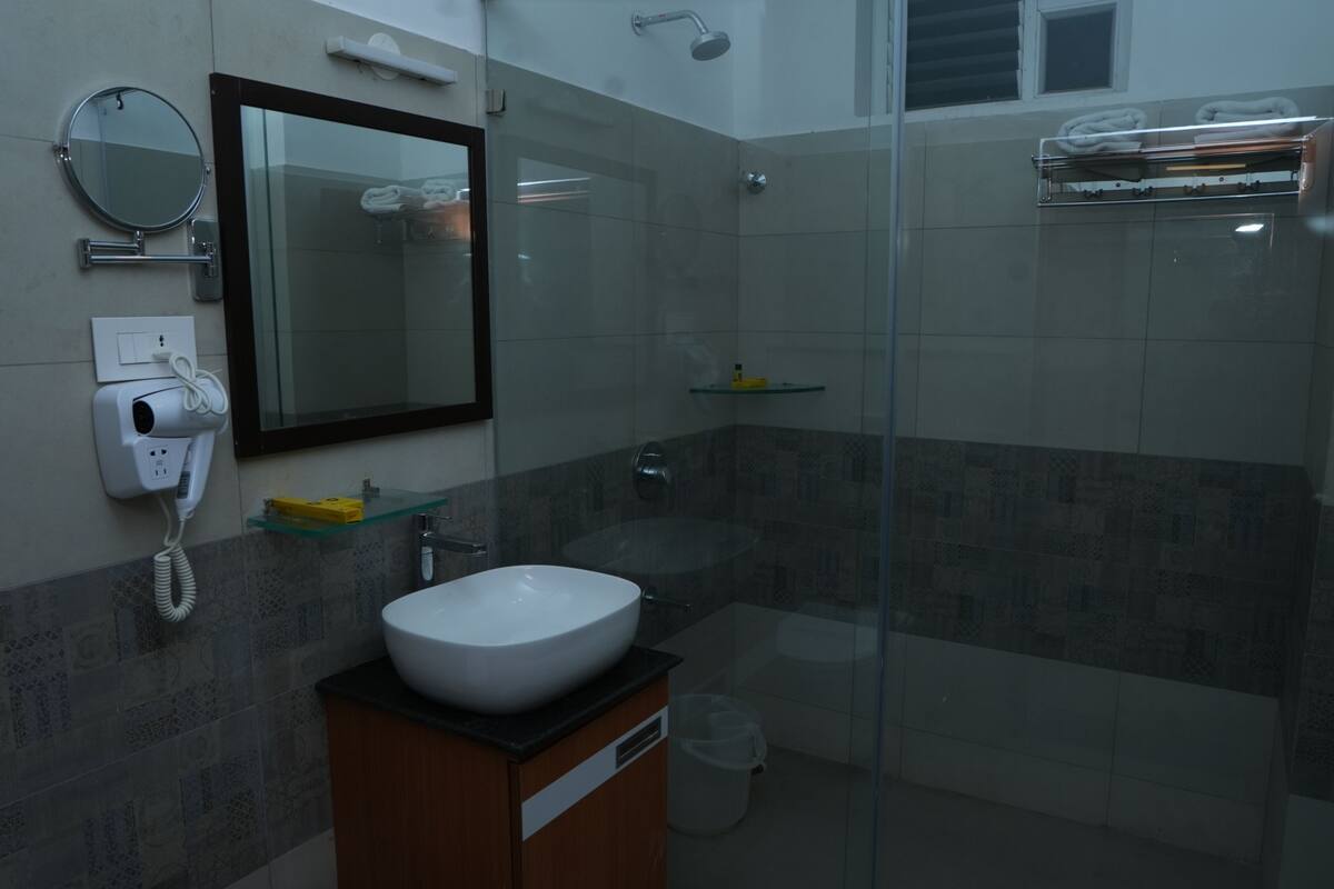 Classic Double Room, City View | Bathroom | Free toiletries, hair dryer, towels, soap
