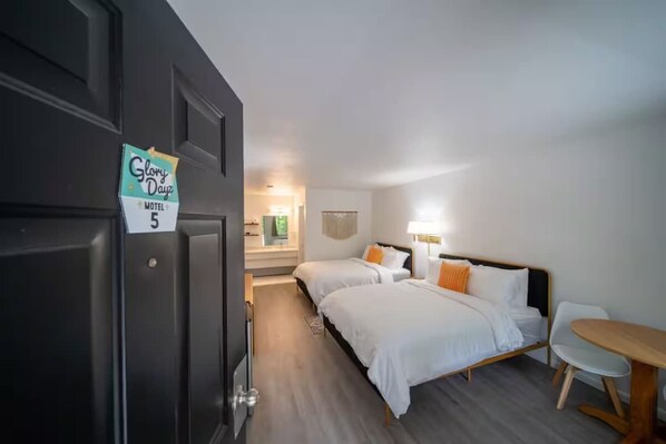 1 bedroom, WiFi, bed sheets - Queen Suite #5 at Glory Dayz! (Eureka Springs)