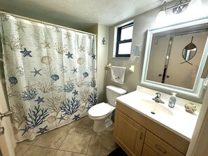 Douche, sèche-cheveux, serviettes fournies
