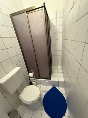Appartement | Salle de bain | Douche, articles de toilette gratuits, sĂšche-cheveux