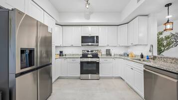 Refrigerador, microondas, horno, placa de cocina