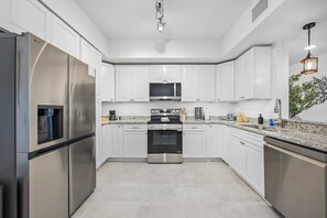 Refrigerador, microondas, horno, placa de cocina