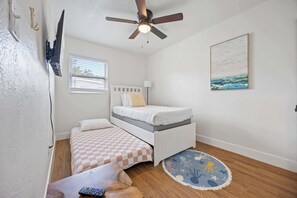 3 habitaciones, tabla de planchar con plancha, wifi y ropa de cama 