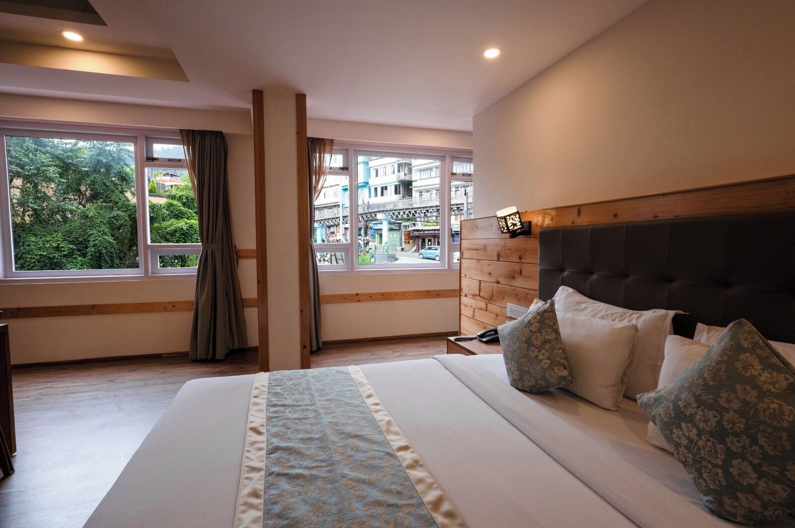 家庭房, 城市景观 | 客房内保险箱、办公桌、隔音、熨斗/熨板