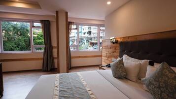 Familiekamer, uitzicht op de stad | Een kluis op de kamer, een bureau, geluiddichte muren