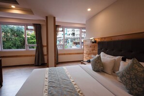 Familienzimmer, Stadtblick | Zimmersafe, Schreibtisch, schallisolierte Zimmer, Bügeleisen/Bügelbrett