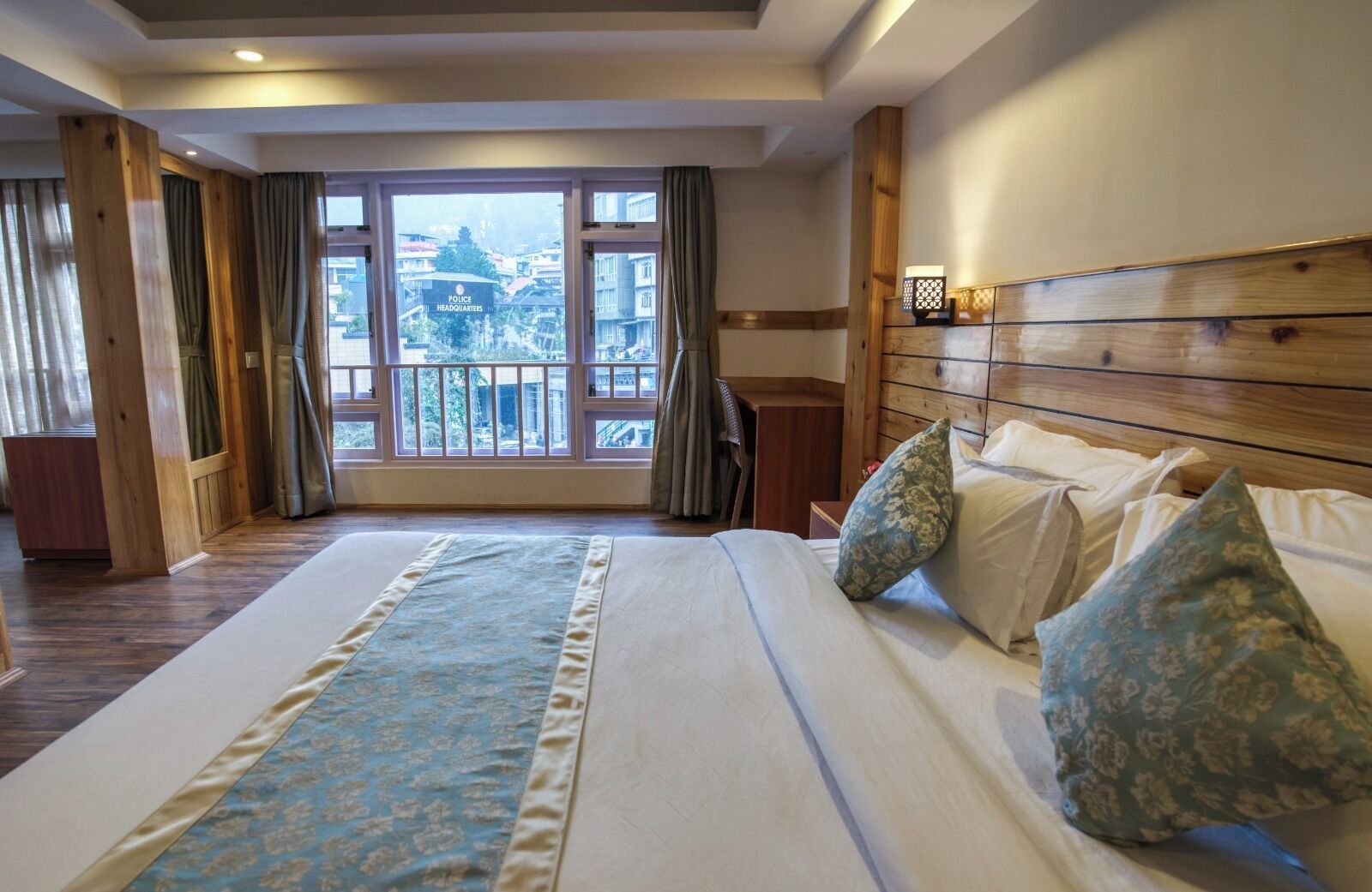 Suite estudio, balcón, vista a la montaña | Caja de seguridad en la habitación, escritorio y insonorización 