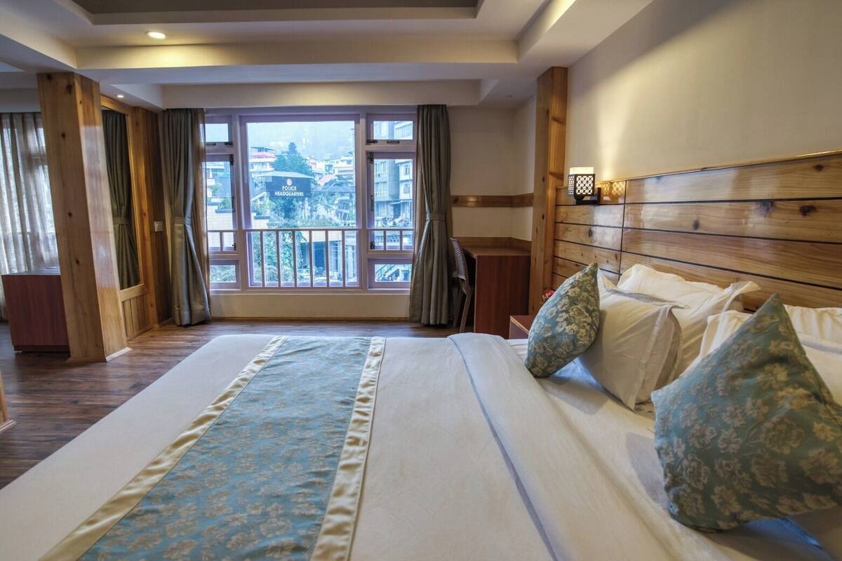 Premium Room, Balcony, Mountain View | Peti besi dalam bilik, meja, kalis bunyi, seterika/papan seterika 