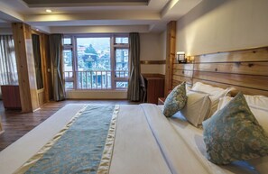 开间套房, 阳台, 山景 | 客房内保险箱、办公桌、隔音、熨斗/熨板