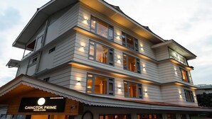 A multi-story hotel with a sign reading "Gangtok Prime Hotel & Spa". - Avianna Gangtok Prime Hotel & Spa  (Gangtok)