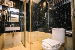 Deluxe Queen Room | Bathroom | Towels - Kingston Hotel 6 Changkat Bukit Bintang (Kuala Lumpur)