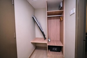 Standard Double Room | Iron/ironing board, free WiFi - Kingston Hotel 6 Changkat Bukit Bintang (Kuala Lumpur)