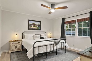 4 عدّة غرف نوم ومكتب ومكواة/لوح كي وسرير سفر