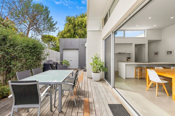 تناول الطعام بالخارج