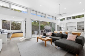 تلفزيون، مدفأة، مكتب