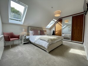 4 多间卧室、熨斗/熨衣板、WiFi、床单