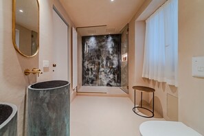 Douche, sĂšche-cheveux, bidet, savon