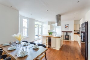 Dining - Seaside 5 Bedroom house + Parking + Garden (Southend-on-Sea)