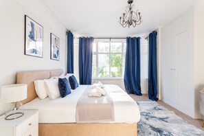 2 bedrooms, desk, iron/ironing board, travel crib - Seaside 5 Bedroom house + Parking + Garden (Southend-on-Sea)