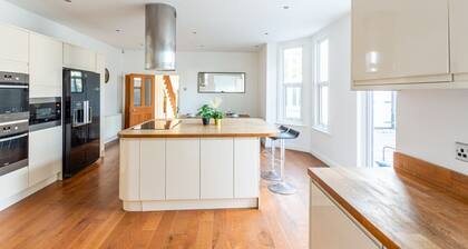 Seaside 5 Bedroom house + Parking + Garden