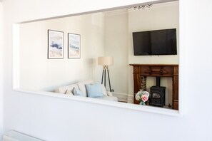 TV, fireplace, books - Seaside 5 Bedroom house + Parking + Garden (Southend-on-Sea)